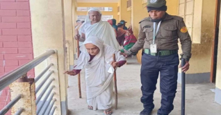 লাঠিতে ভর দিয়ে ভোট দিলেন শতবর্ষ বয়সী পার্বতী লাঠিতে ভর দিয়ে ভোট দিলেন শতবর্ষ বয়সী পার্বতী