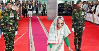 বঙ্গবন্ধু প্রতিকৃতিতে প্রধানমন্ত্রী শেখ হাসিনার শ্রদ্ধা