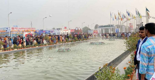 ছুটির দিনে জমজমাট বাণিজ্য মেলা