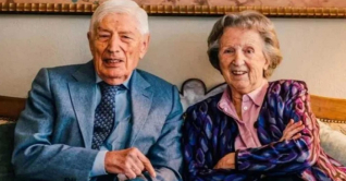 স্ত্রীকে নিয়ে স্বেচ্ছায় মৃত্যুবরণ করলেন যে প্রধানমন্ত্রী স্ত্রীকে নিয়ে স্বেচ্ছায় মৃত্যুবরণ করলেন যে প্রধানমন্ত্রী