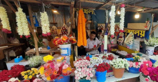 তিন উৎসবকে ঘিরে জমজমাট ফুলের বাজার