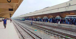 সময়মতো কমলাপুর ছাড়ছে ট্রেন, যাত্রীদের স্বস্তি