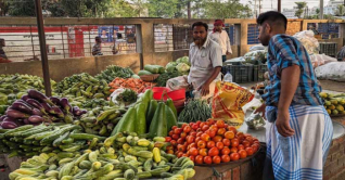 বাজারে ক্রেতা নেই, তবুও সবজির দাম চড়া