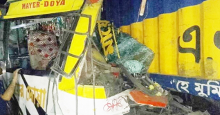 চৌদ্দগ্রামে কাভার্ডভ্যানে বাসের ধাক্কা, নারী নিহত