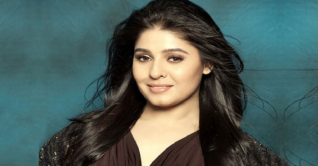 মঞ্চে গায়িকাকে বোতল ছুঁড়ে মারলেন ভক্ত, অতঃপর... মঞ্চে গায়িকাকে বোতল ছুঁড়ে মারলেন ভক্ত, অতঃপর...