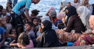 সীমান্তে নতুন করে ৪৫ হাজার রোহিঙ্গা আশ্রয় নিয়েছে সীমান্তে নতুন করে ৪৫ হাজার রোহিঙ্গা আশ্রয় নিয়েছে