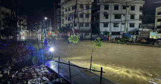 তলিয়েছে সিলেট নগরী, ঘরে ঢুকছে পানি তলিয়েছে সিলেট নগরী, ঘরে ঢুকছে পানি