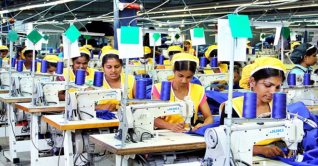 ছুটির দিনেও আশুলিয়ায় ১৪০০ কারখানায় চলছে কাজ ছুটির দিনেও আশুলিয়ায় ১৪০০ কারখানায় চলছে কাজ