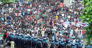 কোটা বাতিলের দাবিতে শাহবাগ মোড় অবরোধ শিক্ষার্থীদের