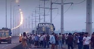 বঙ্গবন্ধু সেতুতে বাস-ট্রাক সংঘর্ষ, ৩ জনের প্রাণহানী বঙ্গবন্ধু সেতুতে বাস-ট্রাক সংঘর্ষ, ৩ জনের প্রাণহানী