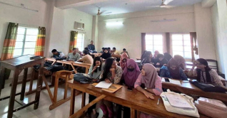 ৮৩ দিন পর ক্লাসে ফিরে খুশি ঢাবি শিক্ষার্থীরা ৮৩ দিন পর ক্লাসে ফিরে খুশি ঢাবি শিক্ষার্থীরা