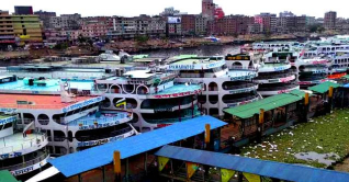 বৈরী আবহাওয়ায় উপকূলে নৌযান চলাচল বন্ধ