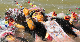 প্রতিমা বিসর্জনে শেষ হচ্ছে দুর্গোৎসব প্রতিমা বিসর্জনে শেষ হচ্ছে দুর্গোৎসব