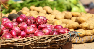 বাজারে দাম বেড়েছে আলু-পেঁয়াজের