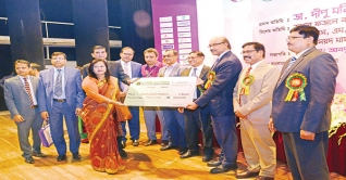 উদ্যোক্তা উর্মিকে মার্কেন্টাইল ব্যাংক এসএমই ঋণ দিলো উদ্যোক্তা উর্মিকে মার্কেন্টাইল ব্যাংক এসএমই ঋণ দিলো