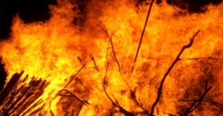 স্ত্রীর সঙ্গে ঝগড়া করে বাড়িতে আগুন স্ত্রীর সঙ্গে ঝগড়া করে বাড়িতে আগুন