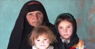 ক্ষুধার জ্বালায় ২ নাতনিকে বিক্রি করতে চান আফগান বৃদ্ধা