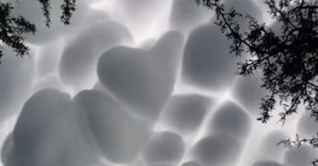 বিরল মেঘে ছেয়ে গেল আর্জেন্টিনার আকাশ বিরল মেঘে ছেয়ে গেল আর্জেন্টিনার আকাশ