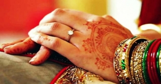 বিয়ের সাজেই পরীক্ষা দিলেন কনে