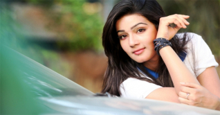 ত্রাণ নিয়ে সিলেটে হাজির চিত্রনায়িকা মাহি ত্রাণ নিয়ে সিলেটে হাজির চিত্রনায়িকা মাহি