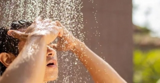 ঠাণ্ডা পানি দিয়ে গোসল করার ৫ আশ্চর্য উপকারিতা ঠাণ্ডা পানি দিয়ে গোসল করার ৫ আশ্চর্য উপকারিতা