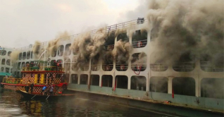 সদরঘাটে ময়ূরপঙ্খী লঞ্চে আগুন সদরঘাটে ময়ূরপঙ্খী লঞ্চে আগুন