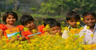 বছরের প্রথম দিন নতুন বই নিয়ে বাড়ি ফিরেছে শিক্ষার্থীরা বছরের প্রথম দিন নতুন বই নিয়ে বাড়ি ফিরেছে শিক্ষার্থীরা