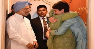 প্রিয়াঙ্কাকে জড়িয়ে ধরলেন শেখ হাসিনা প্রিয়াঙ্কাকে জড়িয়ে ধরলেন শেখ হাসিনা