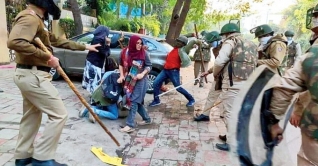 জ্বলছে দিল্লি, ক্যাম্পাসে ঢুকে শিক্ষার্থীদের পেটাল পুলিশ জ্বলছে দিল্লি, ক্যাম্পাসে ঢুকে শিক্ষার্থীদের পেটাল পুলিশ