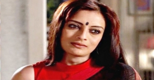 পর্দার বাইরে মহাবিড়ম্বনায় ‘জুন আন্টি’