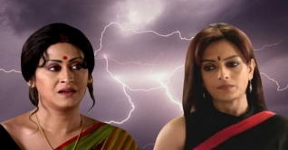 জুন আর শ্রীময়ী পাশাপাশি