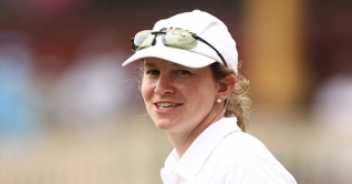 মাঠে নেমে আরেকটি ইতিহাস গড়লেন নারী আম্পায়ার