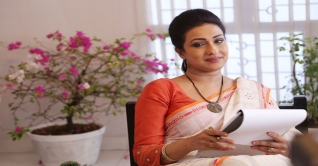 ‘মুখার্জীদার বউ’-এ অচেনা মোড়কে ঋতুপর্ণা
