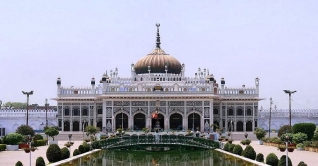 সংক্ষিপ্ত পোশাকে ঢোকা যাবে না লখনউয়ের ইমামবড়ায়, ‘ফতোয়া’ জারি