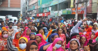 মিরপুরে পোশাক শ্রমিকদের সড়ক অবরোধ মিরপুরে পোশাক শ্রমিকদের সড়ক অবরোধ