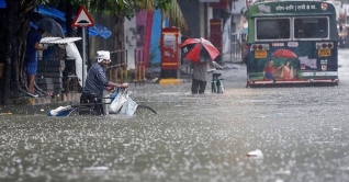 ভারতের মহারাষ্ট্রে ভারী বর্ষণ-ভূমিধস, প্রাণহানি বেড়ে ১৯২