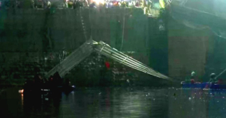 গুজরাটে ঝুলন্ত সেতু ভেঙে নদীতে, মৃত বেড়ে ১৪১ গুজরাটে ঝুলন্ত সেতু ভেঙে নদীতে, মৃত বেড়ে ১৪১