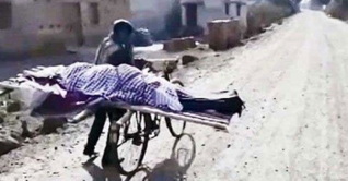 ভারতে সাইকেলে মায়ের লাশ নিয়ে কবর দিল ছেলে ভারতে সাইকেলে মায়ের লাশ নিয়ে কবর দিল ছেলে