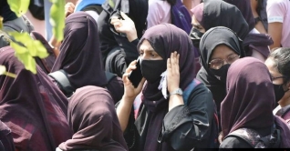 হিজাব ইস্যুতে পিছু হটতে পারে কর্ণাটক