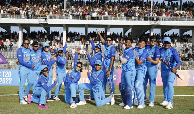 শিরোপা জিতেছে ভারতীয় নারী দল।  ছবি: সংগৃহীত