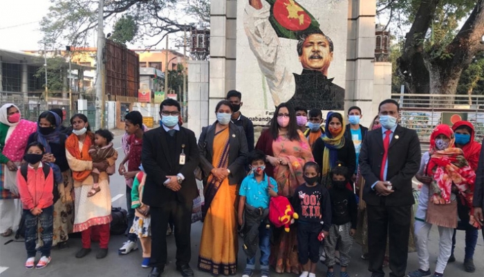 দেশে ফেরা নারী ও শিশুরা। 