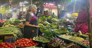 সবজি কিনতে বাজারে গেলেন ভারতের অর্থমন্ত্রী