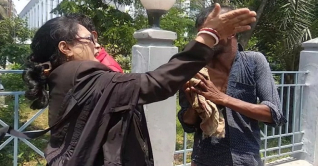 রিকশাচালককে মারধর: সেই নারী আইনজীবী বরখাস্ত