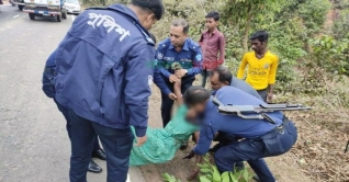 রক্তাক্ত বৃদ্ধাক হাসপাতালে নিয়ে গেলেন ওসি