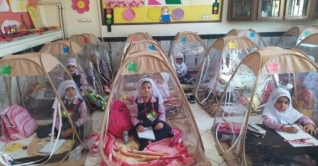 করোনা থেকে বাঁচতে ইরানে তাঁবু স্কুল!