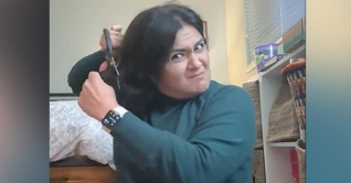 ইরানে নারীদের চুল কেটে-হিজাব পুড়িয়ে প্রতিবাদ