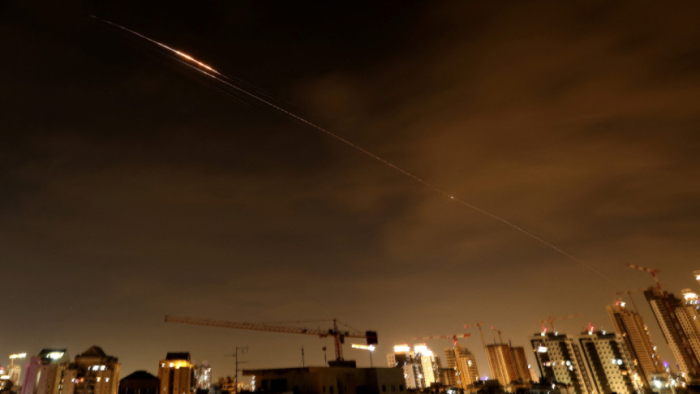 ইসরায়েলের দিকে লক্ষ্য করে ক্ষেপণাস্ত্র ছুঁড়েছে ইরান। ছবি : এএফপি