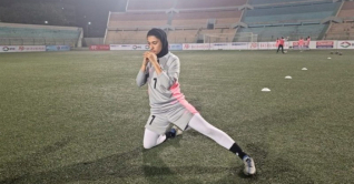 আশ্রয় নয়, ইরানে ফিরছেন এক নারী ফুটবলা