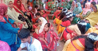 মায়ের পা ধুয়ে সম্মান জানালো পাঁচ শতাধিক শিক্ষার্থী