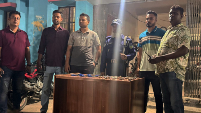 জামালপুরে হেরোইন ও ইয়াবাসহ এক নারীকে আটক করেছে পুলিশ। 